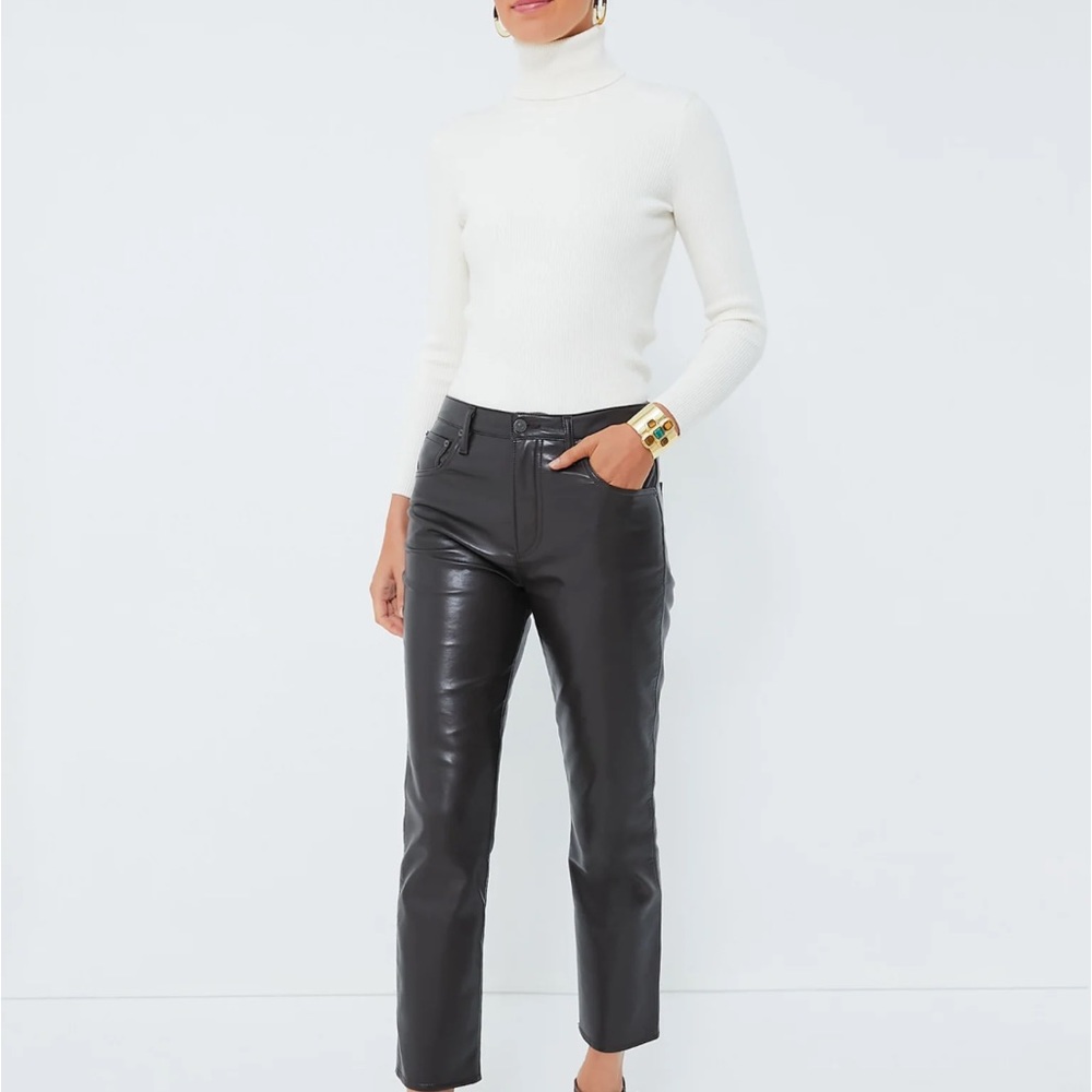 POMANDER PLACE
Winter White Arlo Ribbed Turtleneck
